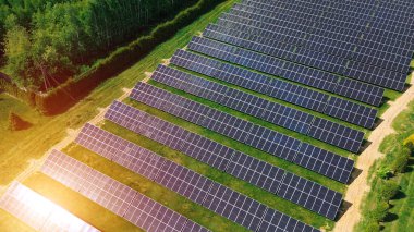 Günbatımında güneş panellerinin hava görüntüsü Temiz enerji güneş enerjisi çiftliği