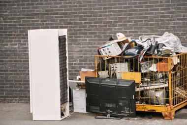 Geri dönüşüm için hazırlanan eski elektronik atık koleksiyonu