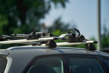 Aracın çatısına monte edilmiş bisiklet parkı