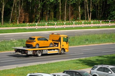 Boş yolda arabası olan bir çekici.