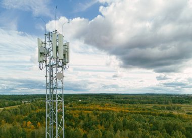 Kırsal alanda cep telefonu sinyal kulesi.