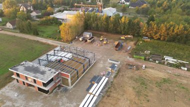 Otoyol yakınlarında ticari bina inşa eden ağır makineler.