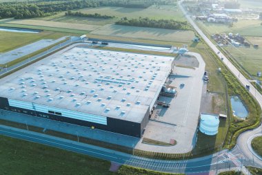 Hava manzaralı büyük sanayi deposu kompleksi