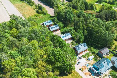 Yenilenebilir enerji: doğada güneş enerjili evler inşa etmek