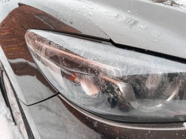 Arabanın farında donmuş nem var.