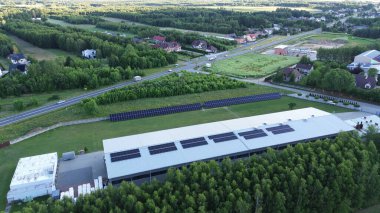 Güneş enerjisi çiftliği yeşil enerji üretiyor