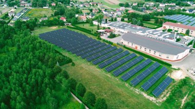 Güneş enerjili çatı kurulumu olan evin havadan görüntüsü