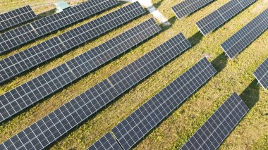 Yeşil alanlardaki güneş panelleri dizilimi