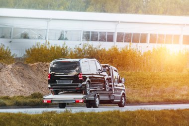 Minibüs düz yolda.