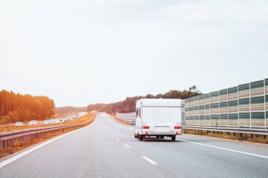 Açık hava macerasında klasik bir karavan.