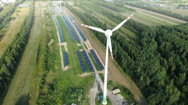 Çevre dostu güç istasyonunda güneş panelleri ve rüzgar türbini