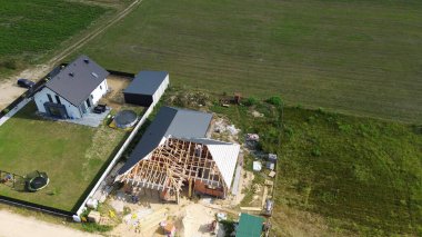 İnşaat halindeki evle kırsal alan