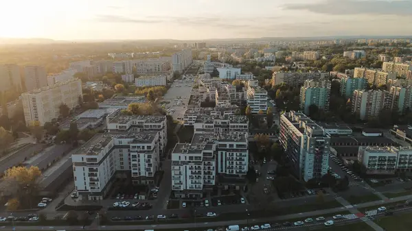 Günbatımı aydınlatmalı apartman binaları