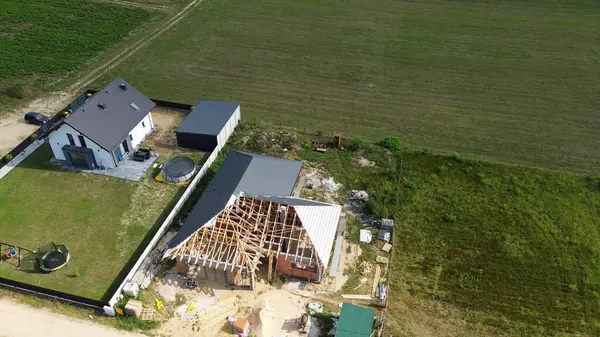 İnşaat halindeki evle kırsal alan