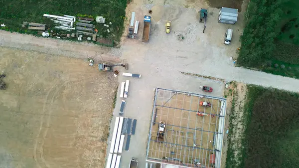 İnşaat alanının güneş doğarken insansız hava aracı görüntüsü