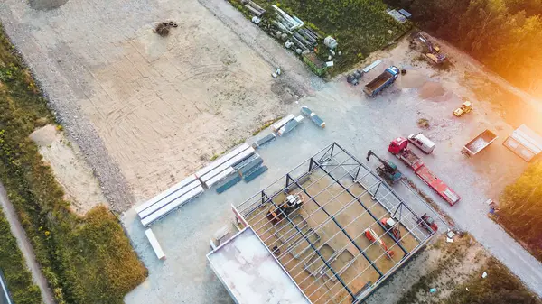 İnşaat alanında yapı iskeleti oluşturuluyor