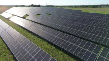 Güneş enerjisi tarlası havadan görünümü