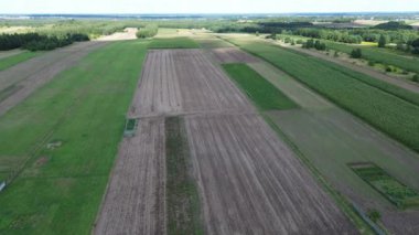 Yeni sürülmüş tarım arazilerinin havadan görüntüsü gelecek ekim mevsimi için hazır.