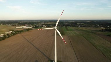 Günbatımında tarlalarda yel değirmenleri