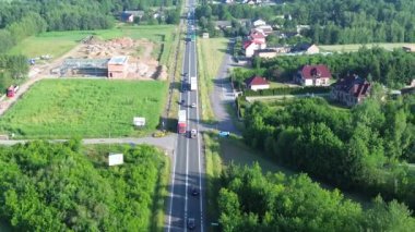 Kırsal yol beyaz kamyonlu ve yemyeşil.