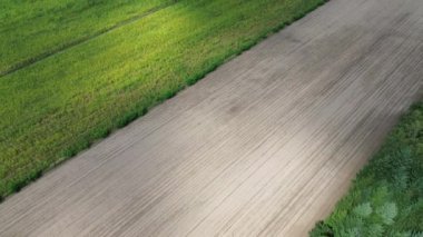 Hazırlanmış tarım arazilerinin temiz hava görüntüsü saban modelleri gösteriyor