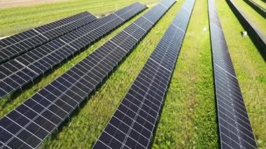 Yeşil arazide güneş enerjisi santrali