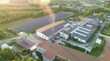 Fabrika binalarının yanında güneş enerjisi çiftliği