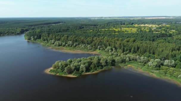 Beau lac entouré de verdure 