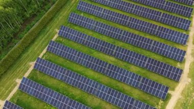 Yenilenebilir enerji için verimli güneş enerjisi birikiyor. Sürdürülebilir gelecekteki enerji kaynağı.
