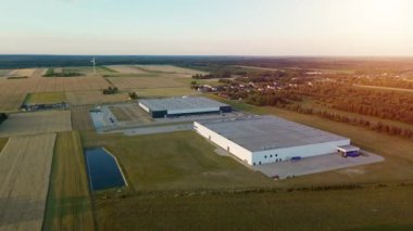 Yeni bir modern binayla fabrikanın havadan görüntüsü.