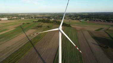 Yel değirmeninin havadan çekilmiş görüntüsü tarım arazisi üzerinde