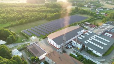 Yakınlardaki panellerden güneş enerjisi kullanan fabrika
