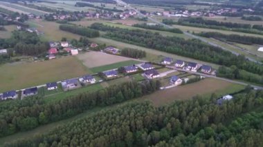 Yeni evleri ve çimenli çimenleri olan modern banliyö mahallesi