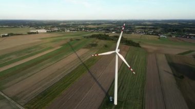 Altın günbatımında rüzgâr çiftliği