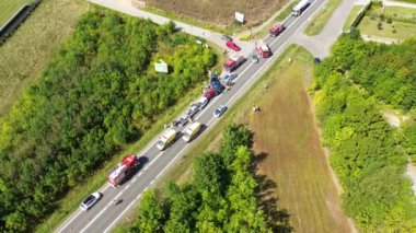 Kurtarma ekipleri ve araçlarıyla trafik kazası, Polonya, Avrupa 25.08.2024