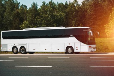 Otobüs yol kenarındaki otoparkta durdu.