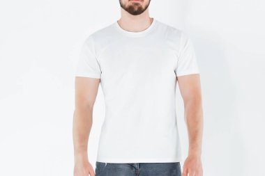 Beyaz tişörtlü ve kot pantolonlu bir adamın önü.