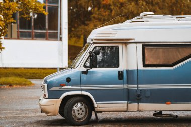 Retro karavan parkta dinleniyor.