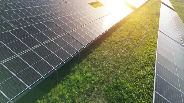 Güneş enerjisi büyük alanda toplanıyor. Güneş ışığı toplanıyor.