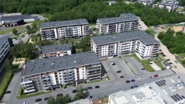 Yeşil bir Avrupa şehrinde düşük katlı apartmanlar