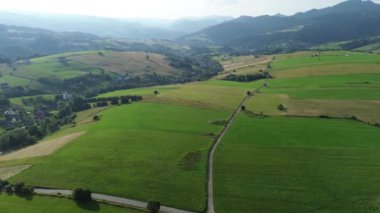Polonya 'daki yeşil tarlaların ve sıradağların yaz havası manzarası
