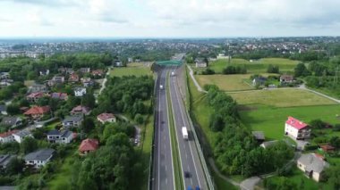 Beyaz kamyonlu ve yeşil arazili kırsal yol