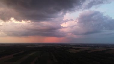 Destansı gün batımı ve yağmurlu güzel kır manzarası