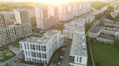 Günbatımı şehir arkaplanı olan apartman kompleksi