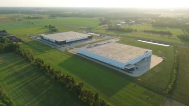 Otoparkı ve garaj yolu olan lojistik merkezleri