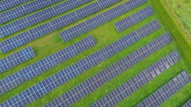 Yeşil ortamda yenilenebilir güneş enerjisi çiftliği.