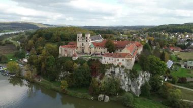 Eski şatonun ve evlerin hava görüntüleri.