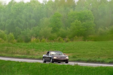 Country yolunda üstü açık Japon arabasıyla iyi yolculuklar.