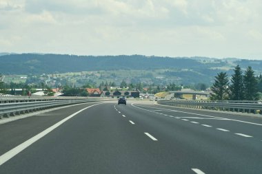 Doğada asfalt yolda giden araçlar