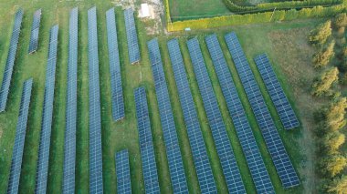 Yeşil ortamda yenilenebilir güneş enerjisi çiftliği.